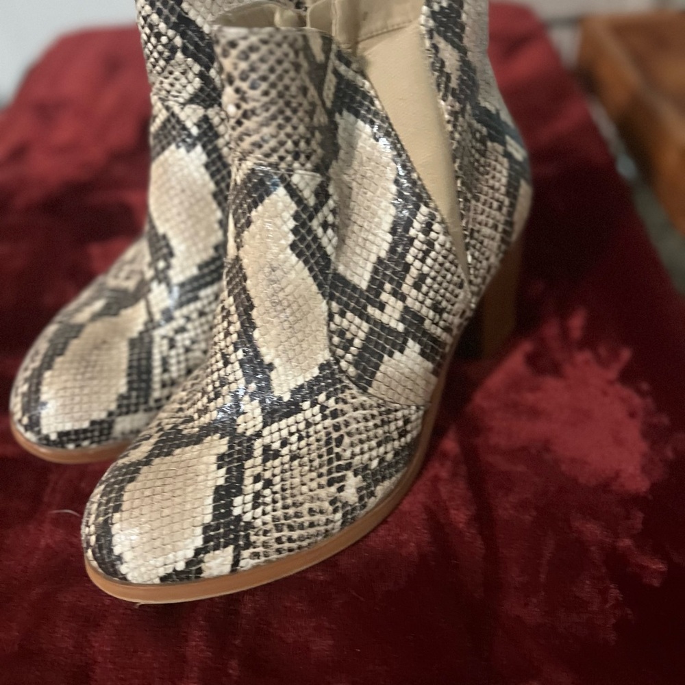 Chic Snakeskin Pattern Heeled Boots